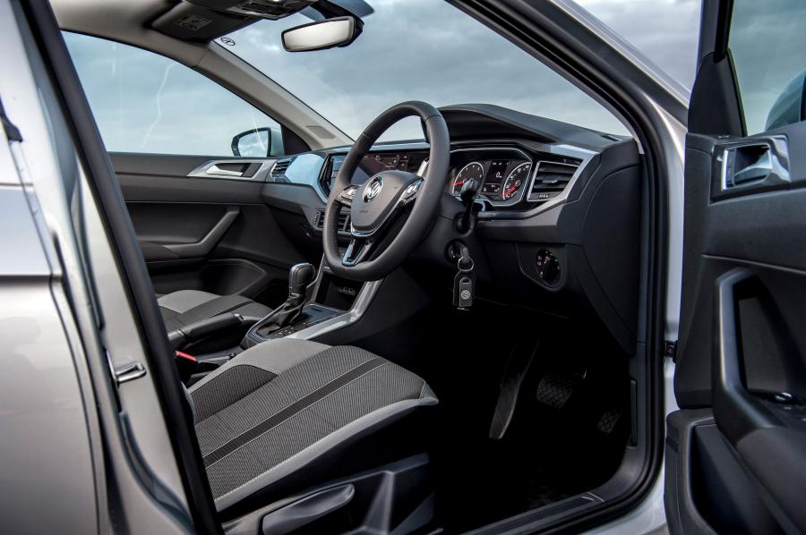 Интерьер Volkswagen Polo 2017 года  (UK) (фото 15 из 40)